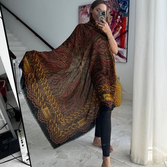 LOT 1546 HUGE CHANEL SILK CASHMERE SCARF 35 inches - Picture 2 of 16